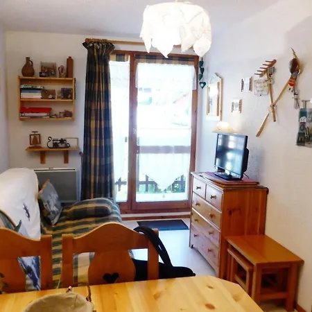 Cosy Pour 4 Avec Piscine Et Balcon A Areches-beaufort - Fr-1-342-254